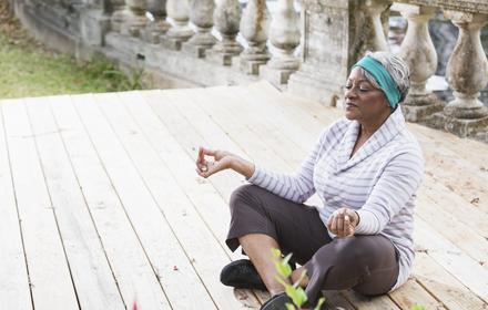 Probieren Sie Meditation aus, um Stress abzubauen und Energie zu tanken Miniaturansicht