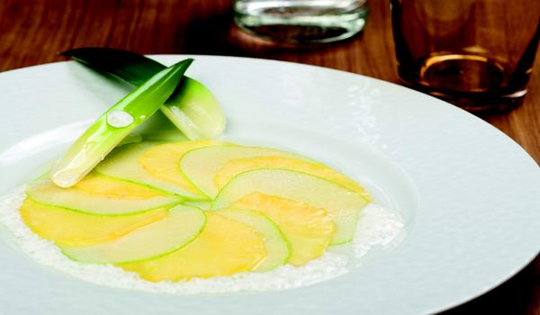 Zitronenquark an Mango Sorbet auf Carpaccio von Äpfeln mit Gorgonzolaschaum Abbildung