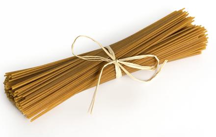 Spaghettis au blé complet avec sauce aux légumes image miniature